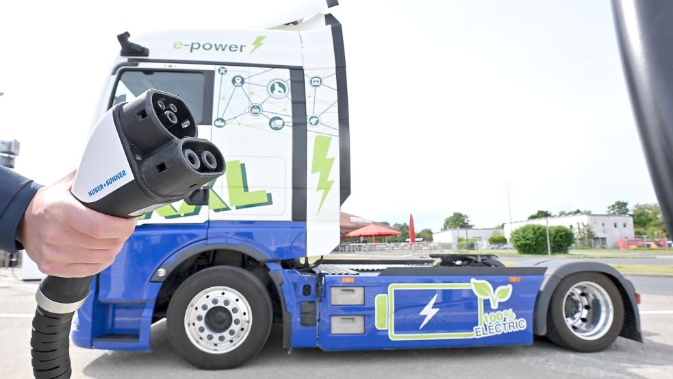 Der Ladebedarf für elektrische Lkw steigt laut einer Prognose des Fraunhofer-Instituts in den kommenden Jahren schnell an. (Archivbild) Foto: Julian Stratenschulte/dpa