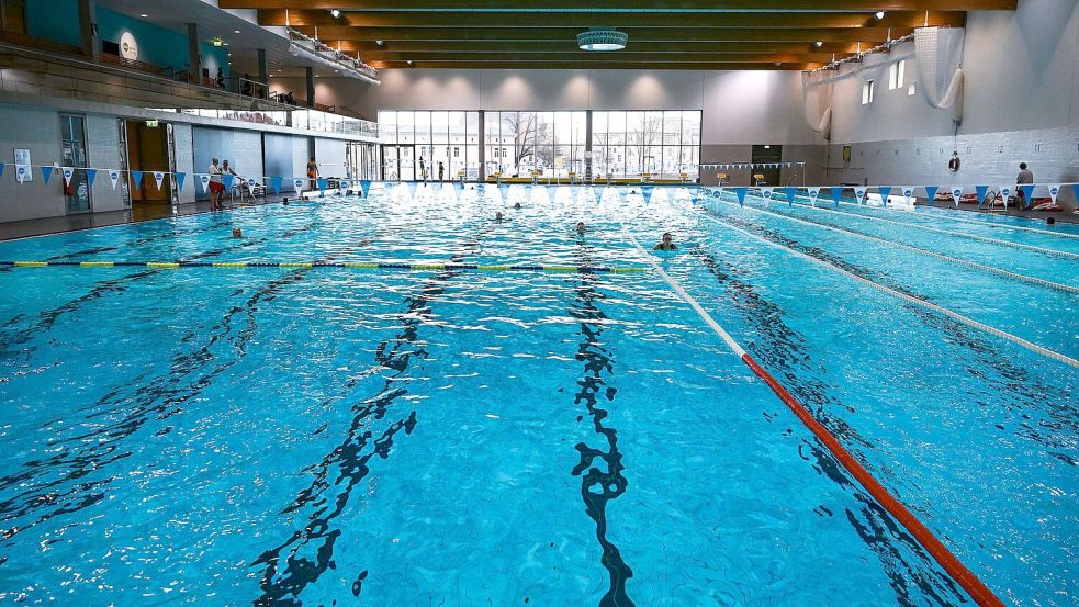 In einigen Bädern - etwa in Potsdam - sollen Smart Glasses verboten werden. (Archivbild) Foto: Soeren Stache/dpa