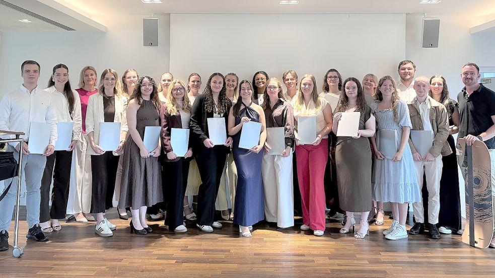Die frisch ausgebildeten Physiotherapeutinnen und Physiotherapeuten bekamen am Klinikum in Leer ihre Abschlusszeugnisse überreicht. Foto: privat