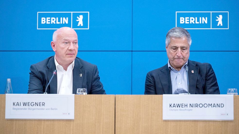 Berlins Regierender Bürgermeister Kai Wegner (l) und der Olympia-Beauftragte Kaweh Niroomand erklärten den Rückzug bei der Olympia-Bewerbung. Foto: Christophe Gateau/dpa