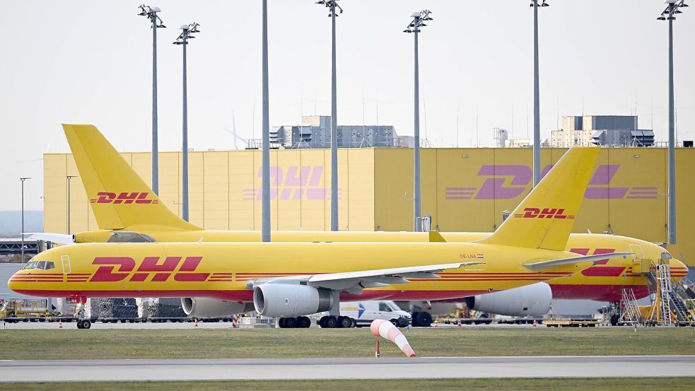 Am 20. Juli 2024 entzündete sich ein mit einem Brandsatz präpariertes Luftfrachtpaket im DHL-Logistikzentrum am Flughafen Leipzig/Halle kurz vor der Verladung in ein Frachtflugzeug. Nur wegen einer Verspätung der Maschine geschah dies noch am Boden. (Symbolbild) Foto: Hendrik Schmidt/dpa