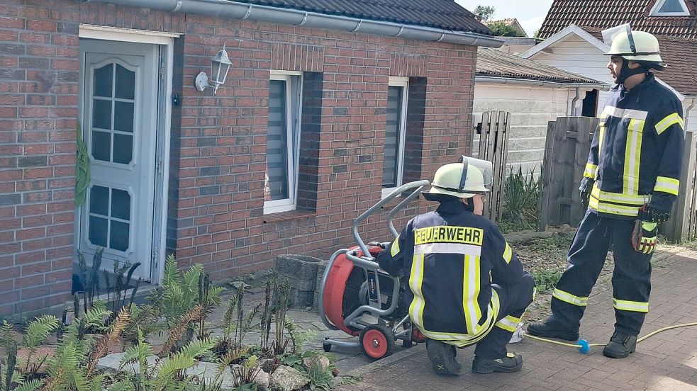 Nachbarn hatten Rauch aus einem gekippten Fenster eines Hauses in Weener aufsteigen sehen. Foto: Joachim Rand