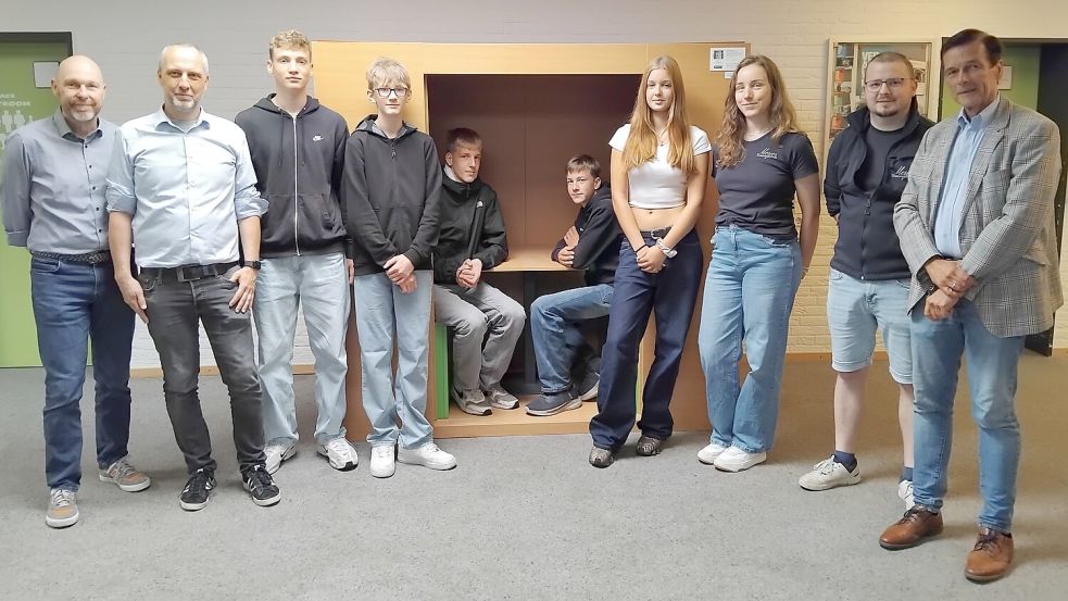 Jörg Teltemann (Schulzentrum Collhusen Koordinator für Berufsorientierung), Frank Wemken (Schulzentrum Collhusen Schulsozialarbeiter), Mattis Joksas, René Korfe, Luca Bruns, Reemko de Vries, Emily Schubert, Jana Krallmann (Innenarchitektin Meyer Möbelmanufaktur), Joris Boekelmann (Arbeitsvorbereitung Meyer Möbelmanufaktur), Rainer Bruns (Schulleitung). Fotos: Clarissa Scherzer