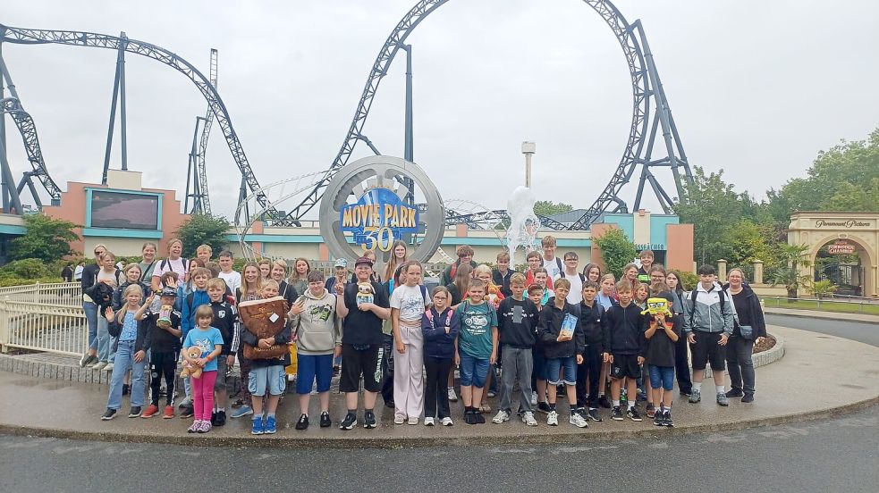 Zum Auftakt des Ferienprogramms ging es in den Movie Park. Foto: Kerstin Janßen