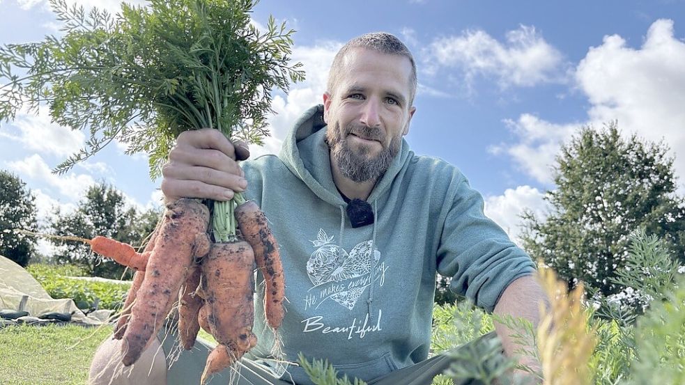 Timo Hoffmann und seine Frau sind zufrieden mit den ersten Erzeugnissen auf ihrer Ammerlandfarm. Foto: Rilana Kubassa