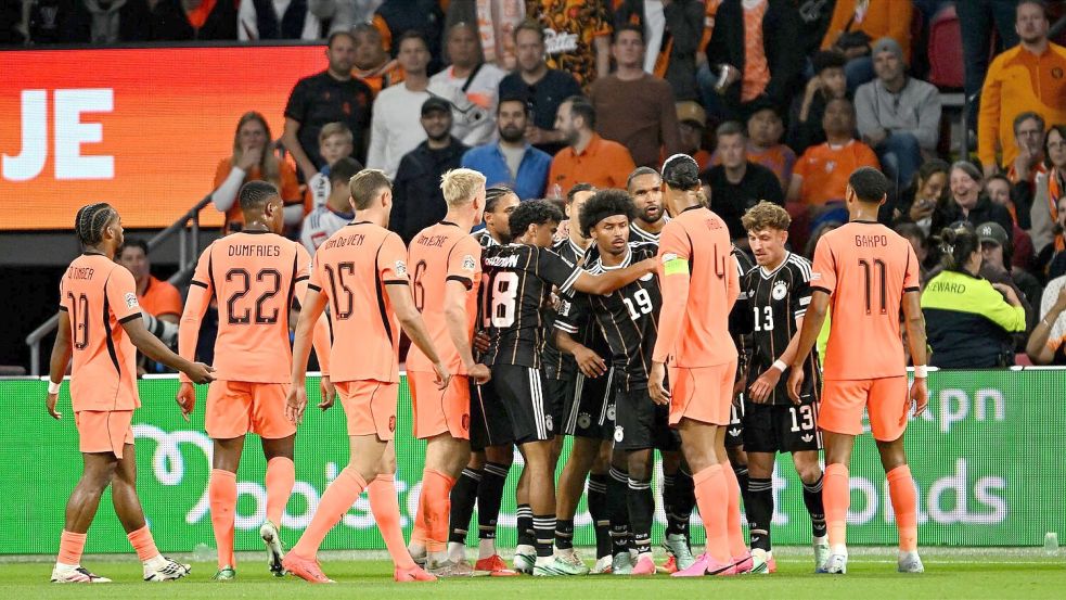 Die deutschen Spieler bejubelten ihr Führungstor, die Holländer beschwerten sich. Foto: Federico Gambarini/dpa