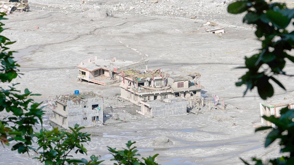 Zerstörter Häuser nach der Sturzflut in Nepal. (Archivbild)  Foto: Dar Yasin/AP/dpa