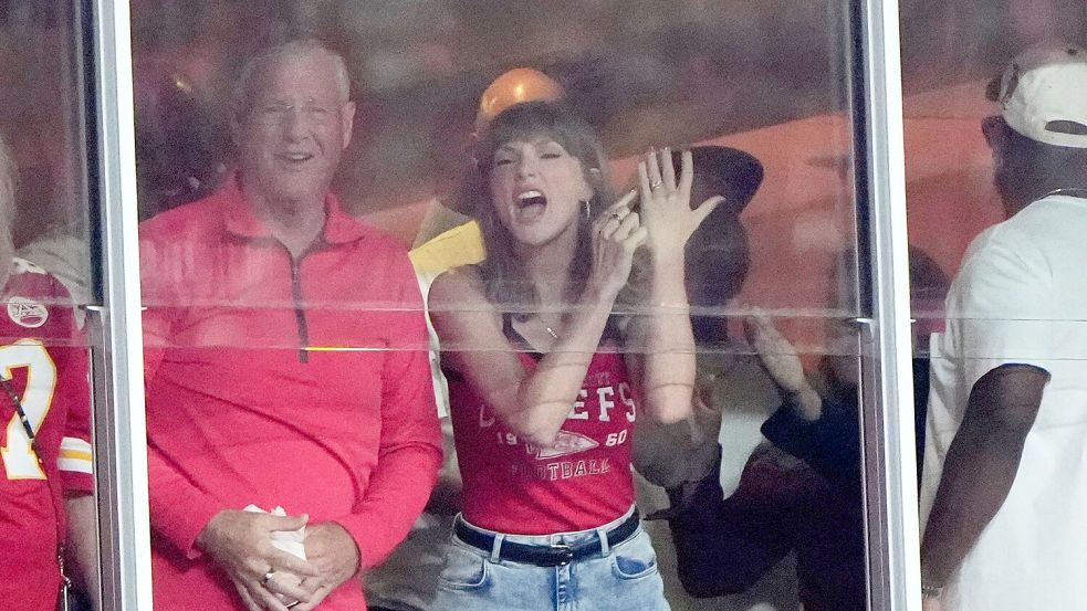Swift und ihr Vater vor wenigen Tagen bei einem Spiel der Kansas City Chiefs, dem Team ihres Ehemanns Travis Kelce. Foto: Charlie Riedel/AP/dpa