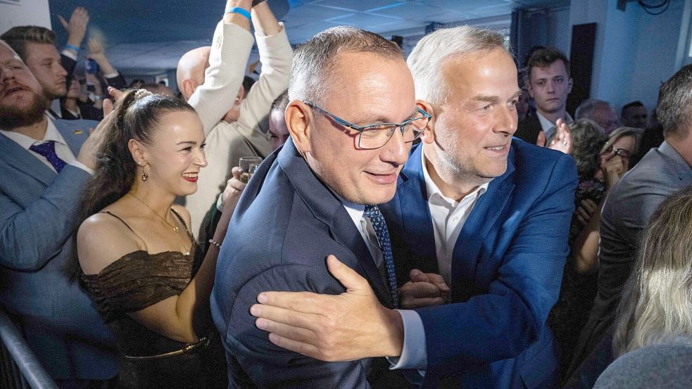 Der AFD-Parteivorsitzende Tino Chruppalla und der Ministerpräsidentenkandidat Leif-Erik Holm feiern gemeinsam die Landtagswahl. DIe AfD wurde im Nordosten stärkste Kraft geworden. Foto: AFP/John Macdougall