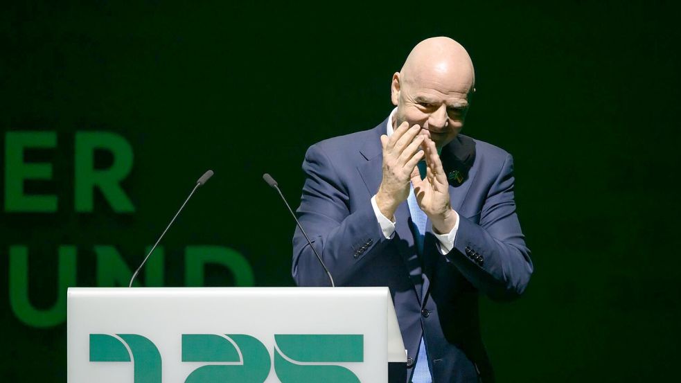 Der Druck auf FIFA-Boss Infantino wird hochgehalten. (Archivbild) Foto: Hendrik Schmidt/dpa