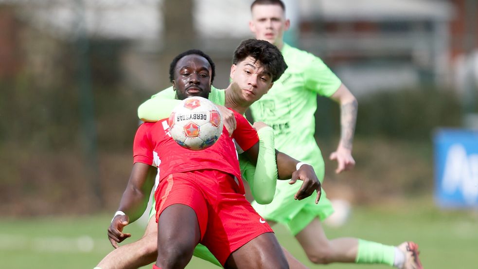 Eintracht Nordhorn (vorne) hatte auch schon vergangene Saison beim Spiel in Firrel eine internationale Mannschaft. Das hat sich zur neuen Saison nochmal verstärkt. Foto: Jens Doden/ Emden