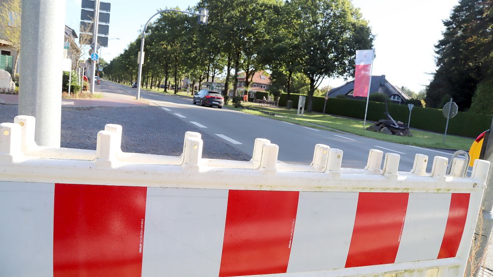 Die ersten Absperrungen stehen bereit. Foto: Hans Passmann