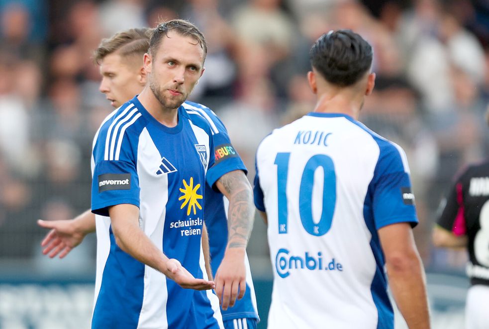 Vor allem auch dank der Kommandos von Kapitän Fabian Herbst stand gegen Schöningen erstmals in dieser Saison bei Kickers Emden die Null. Foto: Doden/Emden