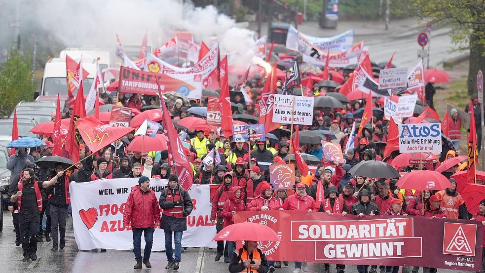 So wünscht sich das die IG Metall: Gewerkschaftsmitglieder demonstrieren für höhere Löhne und Gehälter. Foto: Marcus Brandt/dpa