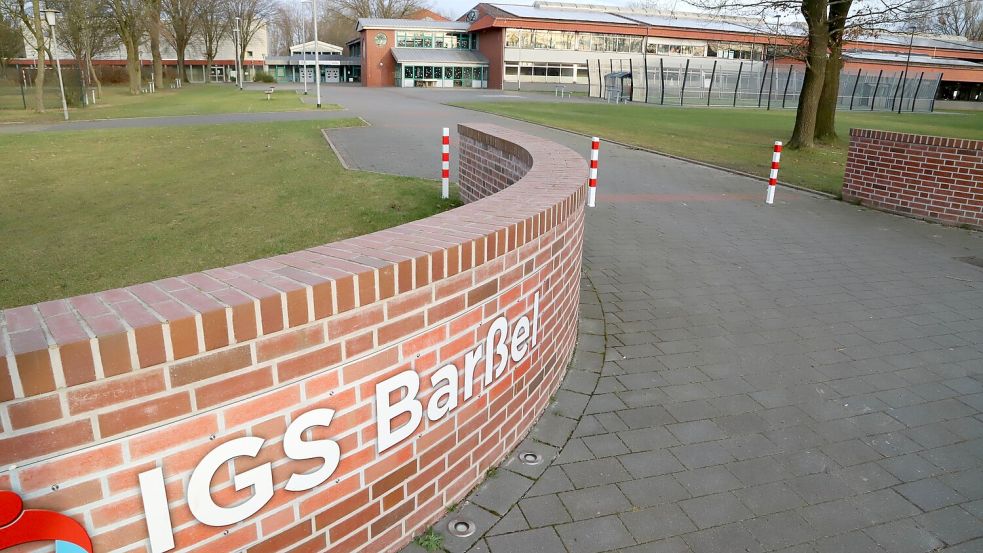 Die Gebäude der IGS Barßel sind in die Jahre gekommen. Geplant sind umfangreiche Sanierungsmaßnahmen, die nun vom Schulausschuss auf den Weg gebracht wurden. Foto: Hans Passmann