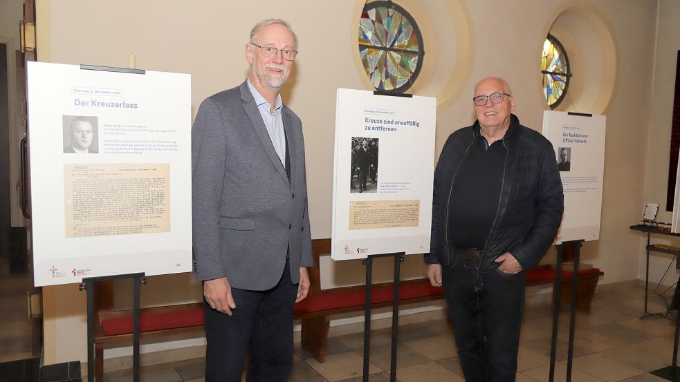 Die Wanderausstellung „Kreuz zeigen!“ machte Station in Sedelsberg und Ramsloh. Pfarrer Ludger Fischer und Pfarreiratsvorsitzender Georg Pugge werben für den Besuch. Foto: Hans Passmann