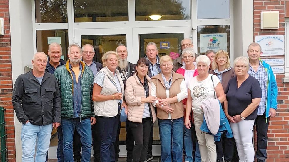 16 ehemalige Schülerinnen und Schüler haben sich 50 Jahre nach ihrer Schulentlassung in Völlenerfehn wiedergesehen. Foto: Privat