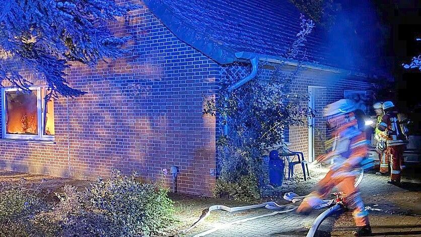 Die Feuerwehr rückte an, nachdem das Feuer in dem Einfamilienhaus in Werlte ausgebrochen war, in dem Frank Hanekamp zur Miete wohnte. Foto: Feuerwehr Werlte