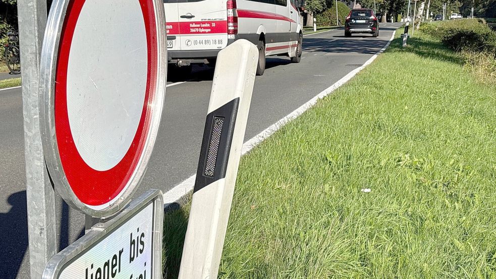 Die Hinweisschilder standen Freitag schon am Straßenrand. Foto: Dirk Hellmers