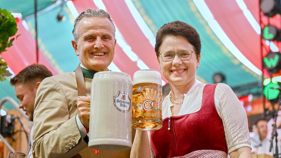 Den ersten Maßkrug überreichte Stuttgarts OB Nopper der Agrarministerin Gentges. Foto: Marijan Murat/dpa