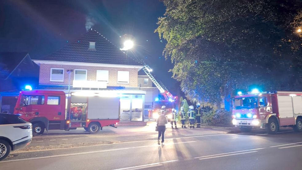 Die Feuerwehr war am Freitagabend beim Restaurant „Gökalp“ in Rhaudermoor im Einsatz. Ursache war Rauch aus dem Außenschornstein eines Holzkohlegrills. Foto: Daniel Grüneke