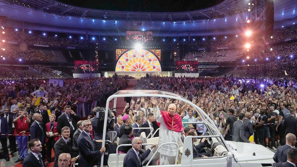 Im Stade de France hat der Papst junge Menschen zu Mitmenschlichkeit und Gerechtigkeit aufgerufen. Foto: Gregorio Borgia/AP/dpa