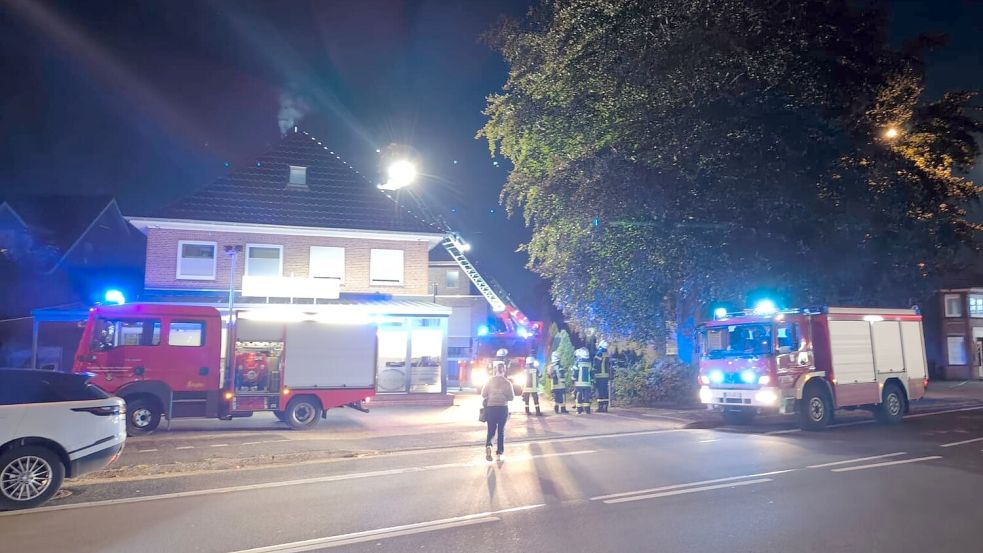 Die Feuerwehr war am Freitagabend beim Restaurant „Gökalp“ in Rhaudermoor im Einsatz. Ursache war Rauch aus dem Außenschornstein eines Holzkohlegrills. Foto: Daniel Grüneke