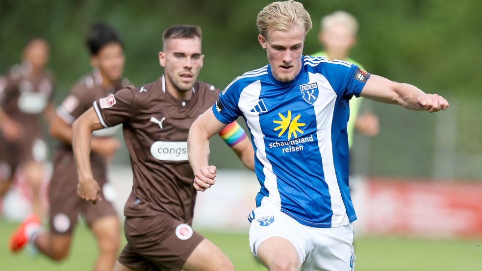 Theo Schröder (blaues Trikot) erzielte das 1:0 für Kickers Emden. Foto: Jens Doden/Emden