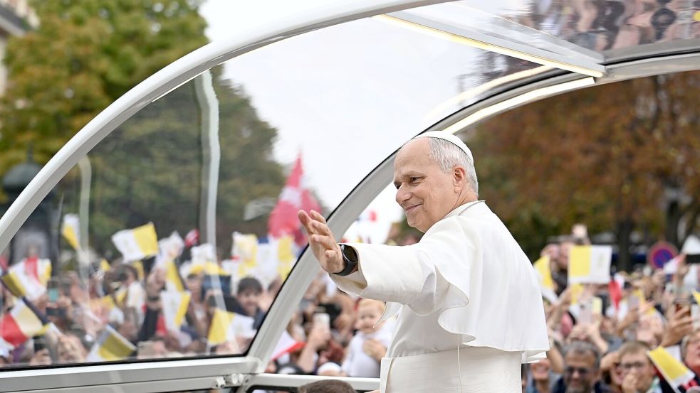 Hunderttausende Menschen sind für die Papstmesse ins Stadtzentrum von Paris gekommen. Foto: Emma Da Silva/AP/dpa