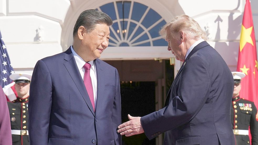 Chinas Staatschef Xi Jinping (l) reiste für drei Tage zu US-Präsident Donald Trump nach Washington. (Archivbild) Foto: Jacquelyn Martin/AP/dpa