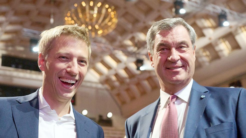 Haben Grund zur Freude: Münchens Oberbürgermeister Dominik Krause (l) und Bayerns Ministerpräsident Markus Söder Foto: Marijan Murat/dpa