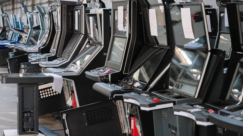 Beschlagnahmte illegale Glücksspielautomaten in einer Halle der Polizei in Berlin. Foto: Carsten Koall/dpa