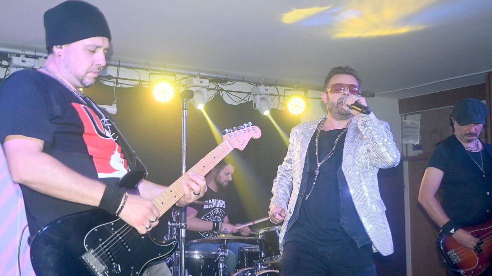 Wie schon bei den beiden Doppelkonzerten in den Jahren 2024 und 2025 begeisterte die U2-Coverband „Rejoice“ auch dieses Mal das Publikum in Plümers Gaststätte in Rhauderfehn. Das Foto zeigt (von links) Ivan Montafia (Gitarre), Riccardo Codiglioni (Schlagzeug), Angelo Liaci (Gesang) und Rodolfo Oliva (Bass). Foto: Holger Weers