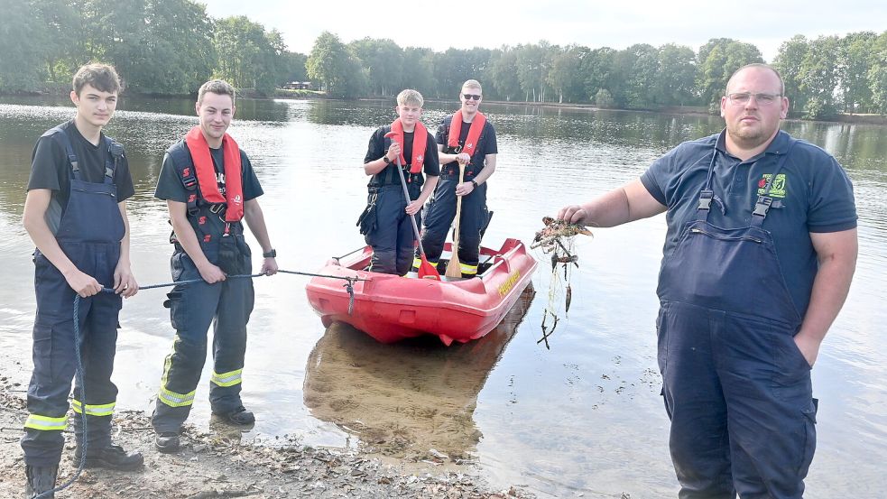 Der Einsatz mit dem Rettungsboot hat sich gelohnt: Das Foto zeigt (von links) Milow Moser, Niklas Lott, Tim Erlenborn, Dano Meyer und Mirco Huisenga (von links) von der Freiwilligen Feuerwehr Westrhauderfehn, die einen ihrer Funde im Rahmen der Kontrollfahrten präsentierten: alte Angelschnüre, die sich in der Uferböschung verfangen hatten. Foto: Holger Weers