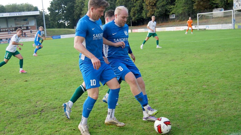 Niklas Papen (links) und Ole Eucken erzielten beim ersten Papenburger Auswärtssieg die Tore in Melle. Foto: Marco Reemts
