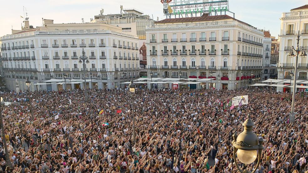An dem Marsch in Madrid beteiligten sich Familien, Jugendliche und Rentner. Foto: Manu Fernandez/AP/dpa