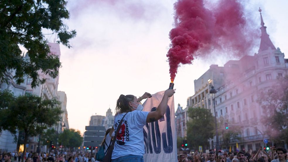 Die Zwangsräumung einer 87-Jährigen aus der Wohnung, in der sie seit 70 Jahren lebte, war der Tropfen, der das Fass zum Überlaufen brachte und die Demonstrationen gegen die Wohnungsnot auslöste. Foto: Manu Fernandez/AP/dpa