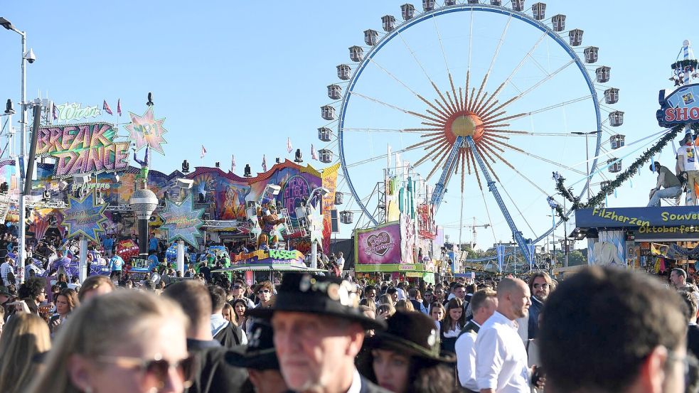 Strahlendes Herbstwetter bescherte Wirten und Schauststellern regen Zulauf.  Foto: Felix Hörhager/dpa
