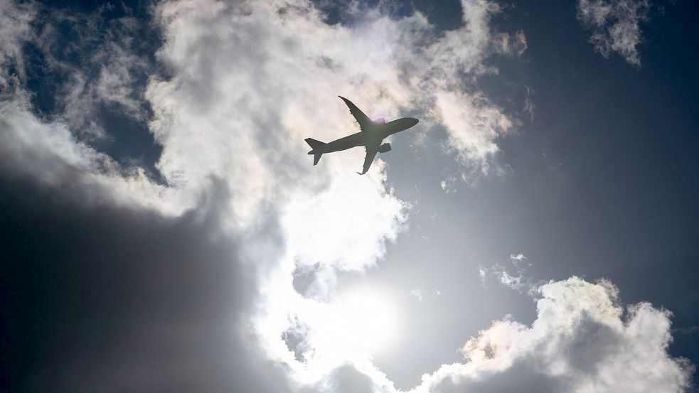 Ein Lufthansa-Flug aus Frankfurt am Main musste wegen einer brennenden Powerbank umgeleitet werden. (Illustration) Foto: Boris Roessler/dpa