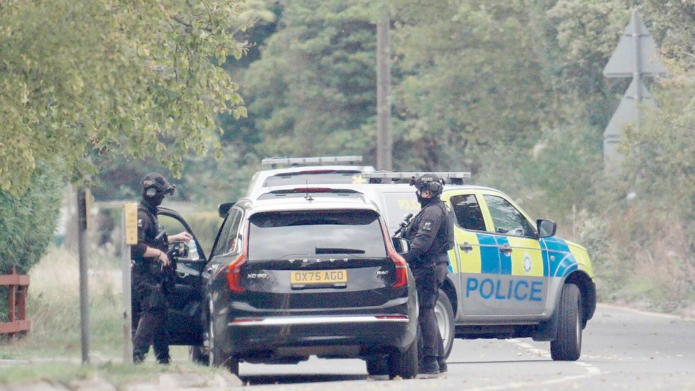 Die Polizei hatte in der Nähe des britischen Luftwaffenstützpunkts fünf Männer festgenommen.  Foto: Ben Birchall/PA Wire/dpa