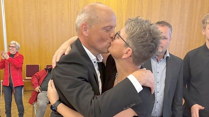 Direkt nach der Auszählung gratulierte Ute Ulrichs ihren Mann Michael Ulrichs zur Wahl zum neuen Bürgermeister von Westoverledingen. Foto: Carsten Ammermann