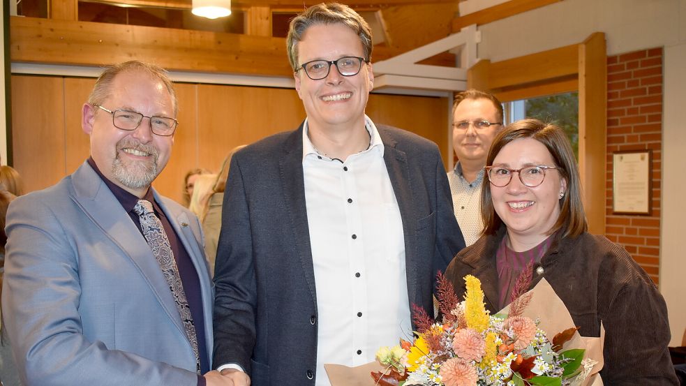 Der amtierende Bürgermeister Thomas Otto (links) gratulierte seinem Nachfolger Markus Janssen. Neben diesem steht dessen Ehefrau Marianne. Foto: Henrik Zein