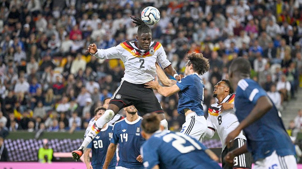 Yann Aurel Bisseck als Herr der Lüfte.  Foto: Tom Weller/dpa