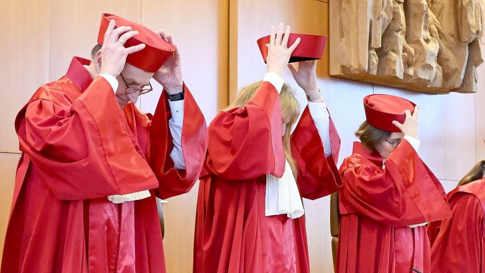 Bei Verhandlungen und Verkündungen tragen die Richterinnen und Richter rote Roben. (Archivbild) Foto: Uli Deck/dpa