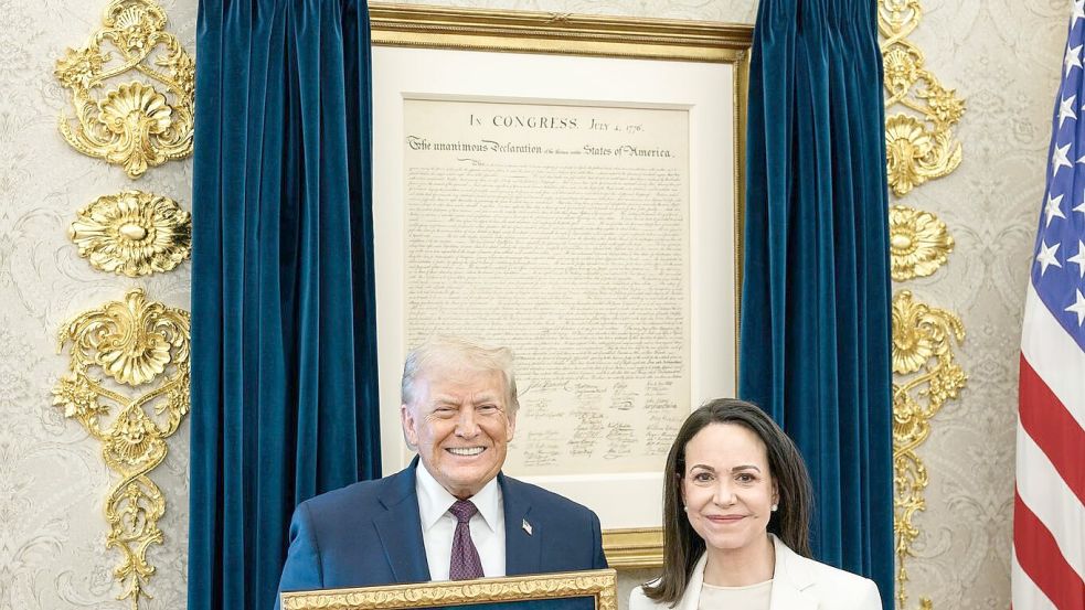 Den Nobelpreis bekam US-Präsident Donald Trump zwar nicht - aber die Friedensnobelpreisträgerin Machado (rechts) vermachte ihm ihre Medaille. (Archivbild) Foto: Daniel Torok/White House/dpa