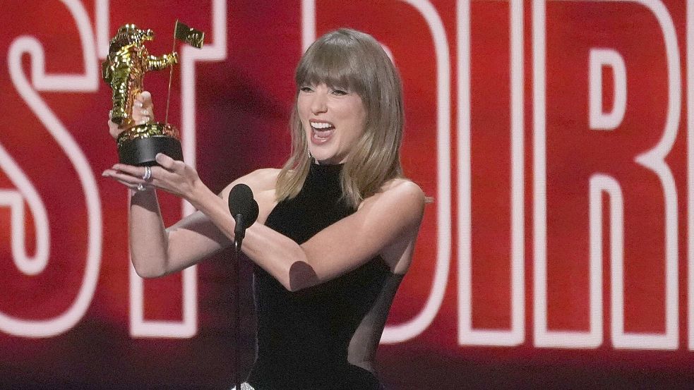 Taylor Swift freut sich über drei VMA-Preise.  Foto: Chris Pizzello/Invision/AP/dpa