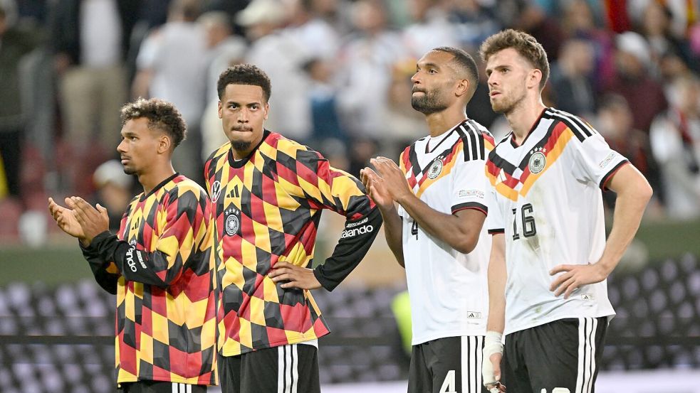 Frustrierte deutsche Spieler nach dem Schlusspfiff. Foto: Federico Gambarini/dpa