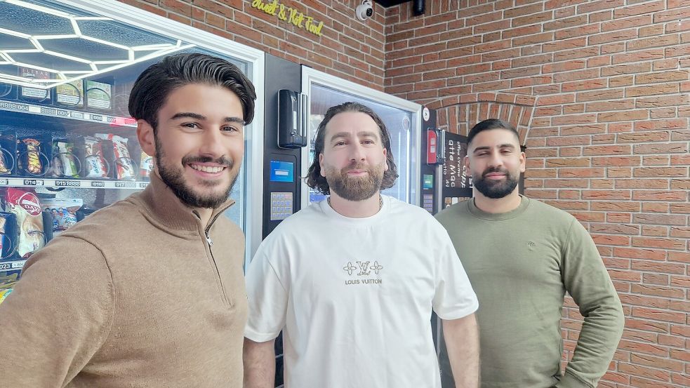 Hamsa Demir (von links), sein Onkel Rabir Chahrour und sein Bruder Omar Demir hatten gemeinsam die Idee für den Automaten-Kiosk in der Westerstraße und betreiben ihn nun gemeinsam. Foto: Tatjana Gettkowski
