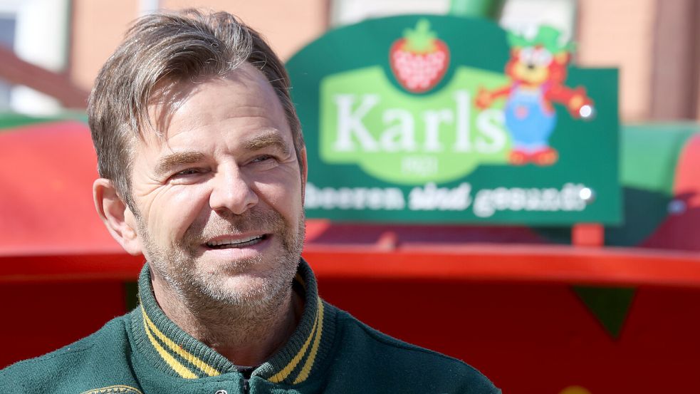 Robert Dahl, Chef von Karls Erdbeerhof, hofft, dass er noch etliche Wochen frische Erdbeeren ernten kann. Foto: dpa/Matthias Bein