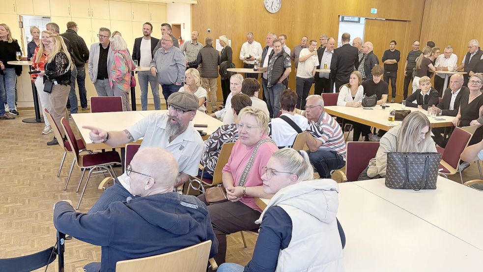Gespannt verfolgten die Interessierte am Sonntagabend den Ausgang der Bürgermeister-Stichwahl im Rathaus in Ihrhove. Foto: Carsten Ammermann